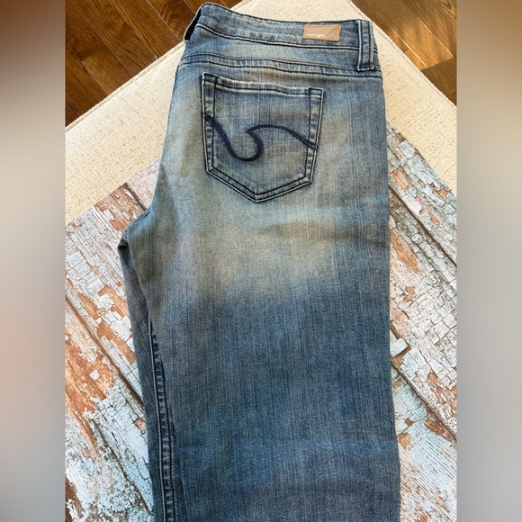 Refuge  Blue Jeans - Picture 4 of 7